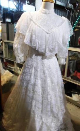 Pre-loved vintage wedding dress